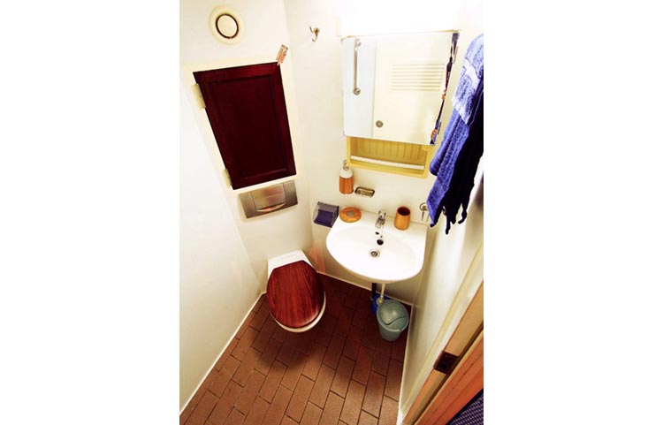 Raja Ampat Aggressor Bathroom